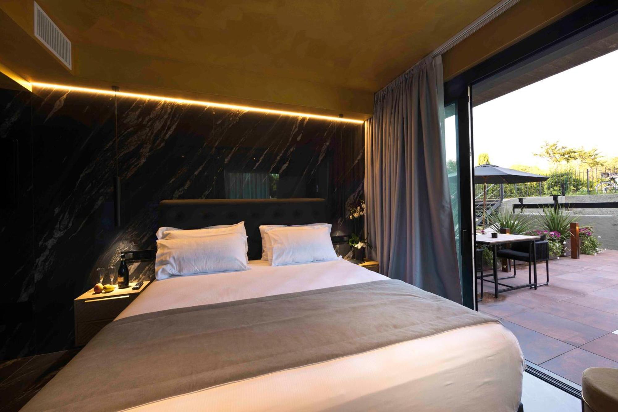 Boutique Hotel Сірміоне Екстер'єр фото